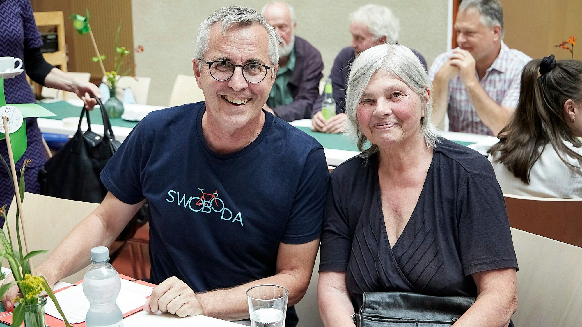 Andreas Wolter und Gisela Neveling sitzen an einem Tisch. Sie berichteten von den Zeiten, als die Grünen im Schleidener Tal gegründet wurden.