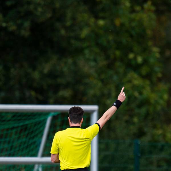 04.10.2020 - Fußball, 2020/2021, Symbol Lokalsport: Schiedsrichter, zeigt Foul, Freistoß an Bruchmühlen Nordrhein-Westfalen Deutschland *** 04 10 2020 Football, 2020 2021, symbol local sport referee, indicates foul, free kick at Bruchmühlen North Rhine-Westphalia Germany