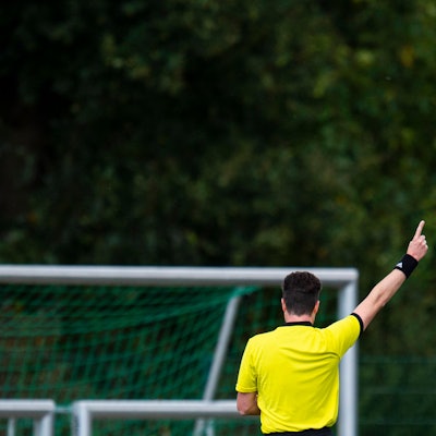 04.10.2020 - Fußball, 2020/2021, Symbol Lokalsport: Schiedsrichter, zeigt Foul, Freistoß an Bruchmühlen Nordrhein-Westfalen Deutschland *** 04 10 2020 Football, 2020 2021, symbol local sport referee, indicates foul, free kick at Bruchmühlen North Rhine-Westphalia Germany