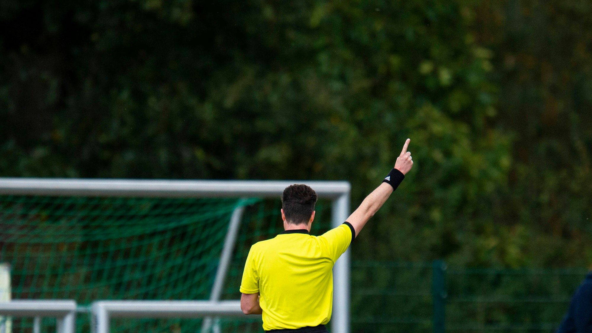 04.10.2020 - Fußball, 2020/2021, Symbol Lokalsport: Schiedsrichter, zeigt Foul, Freistoß an Bruchmühlen Nordrhein-Westfalen Deutschland *** 04 10 2020 Football, 2020 2021, symbol local sport referee, indicates foul, free kick at Bruchmühlen North Rhine-Westphalia Germany