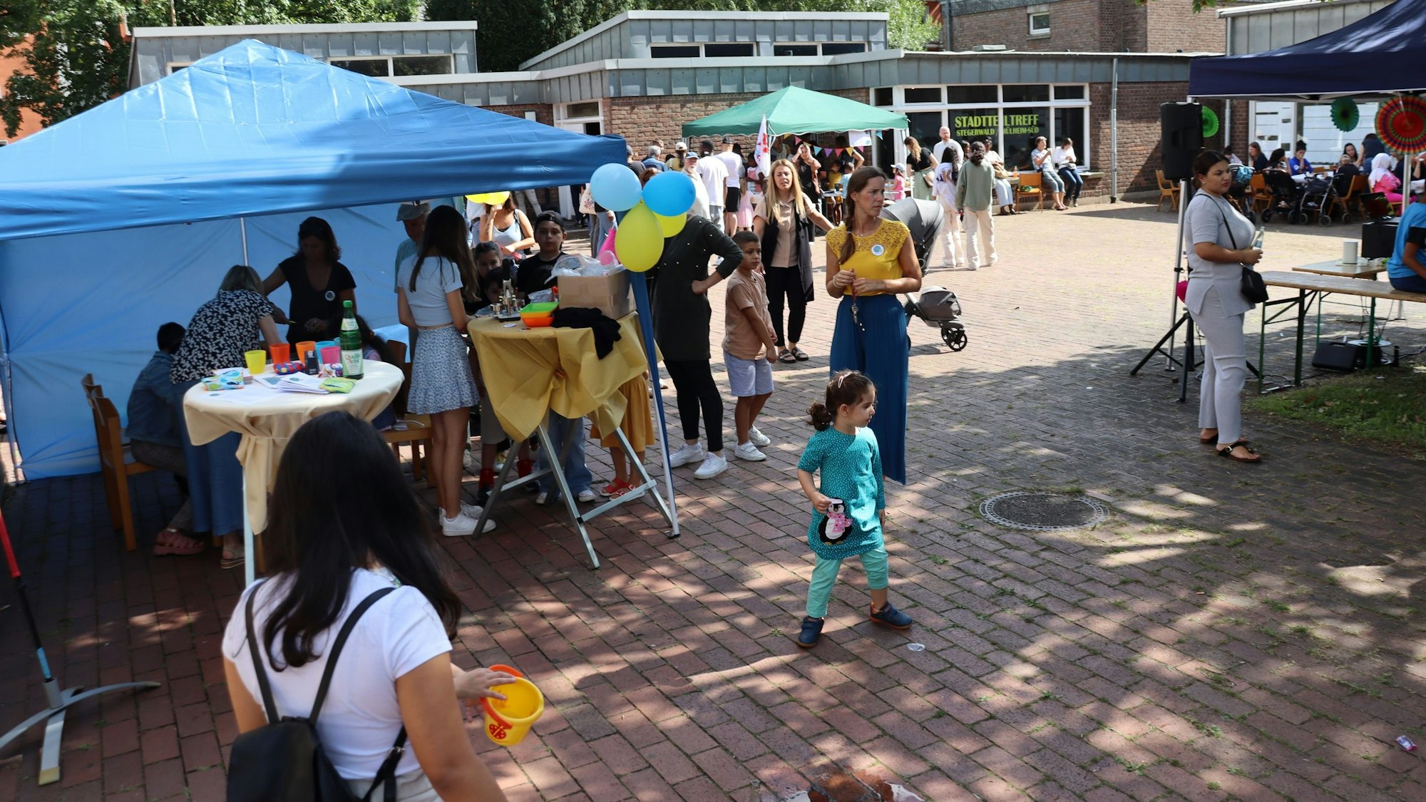 Die Fläche vor der Kirche St. Urban verwandelte sich in einen Festplatz.