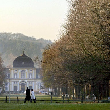 Schloss Poppelsdorf am Ende der Poppelsdorfer Allee. Das Wetter ist sonnig und leicht nebelig.