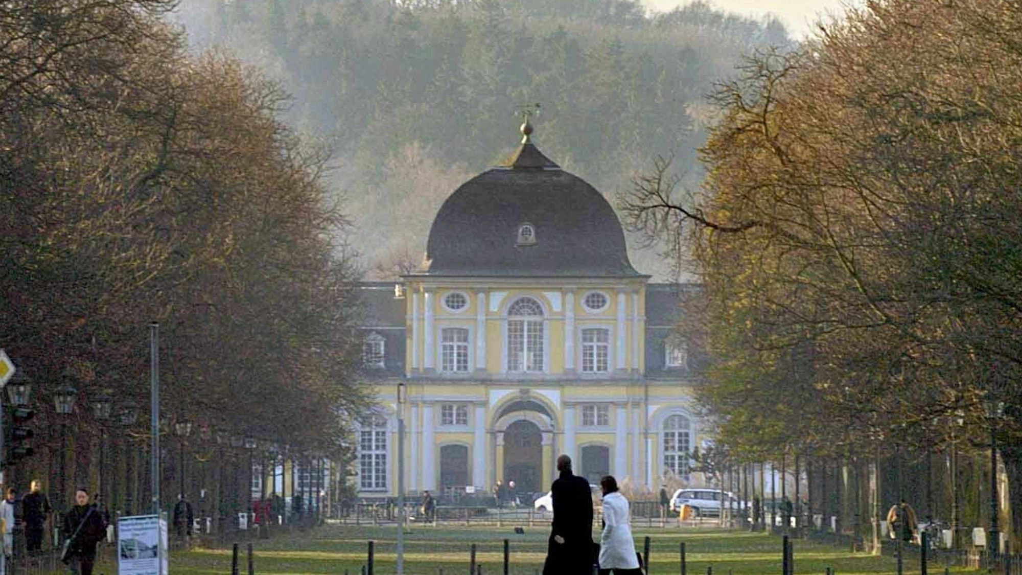 Schloss Poppelsdorf am Ende der Poppelsdorfer Allee. Das Wetter ist sonnig und leicht nebelig.