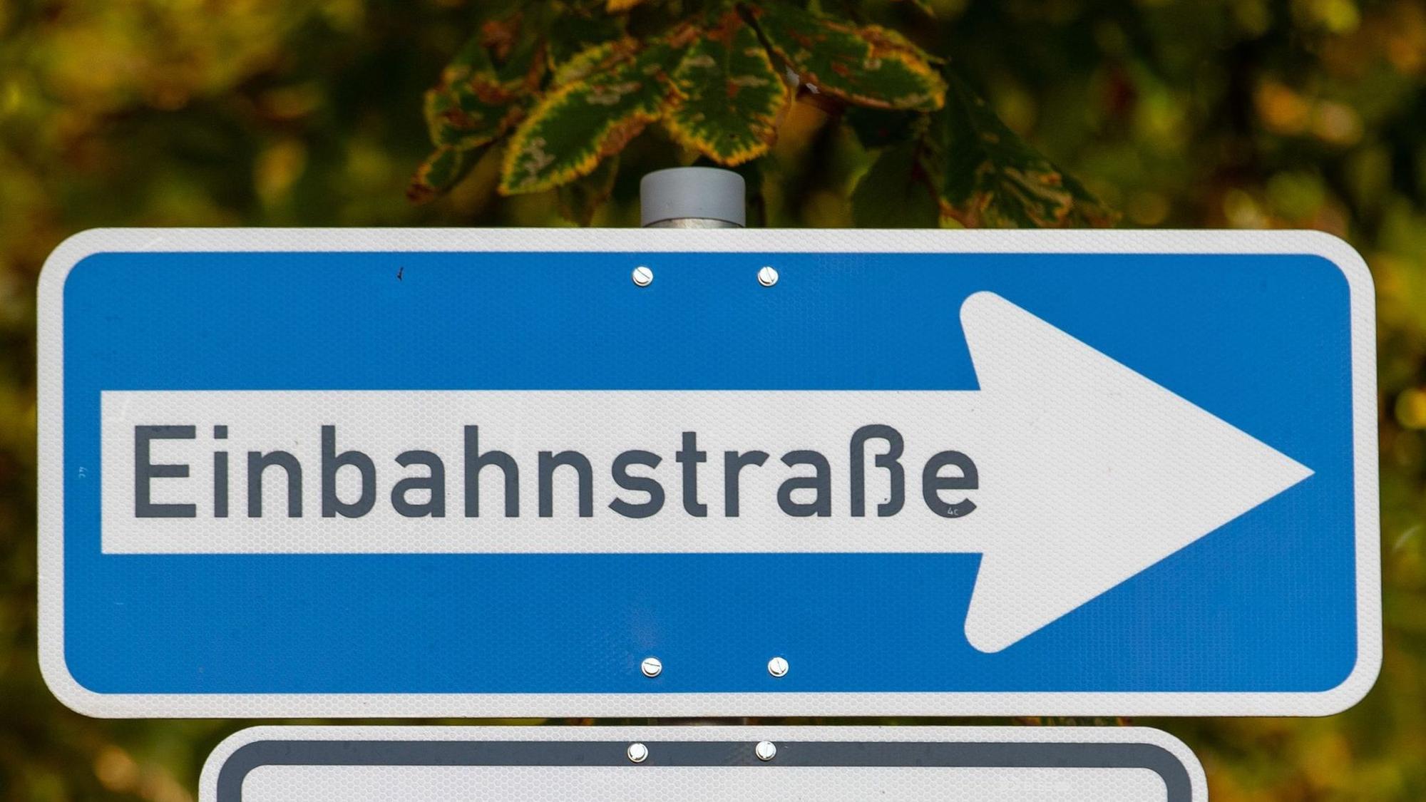 Zu sehen ist ein Einbahnstraßenschild.
