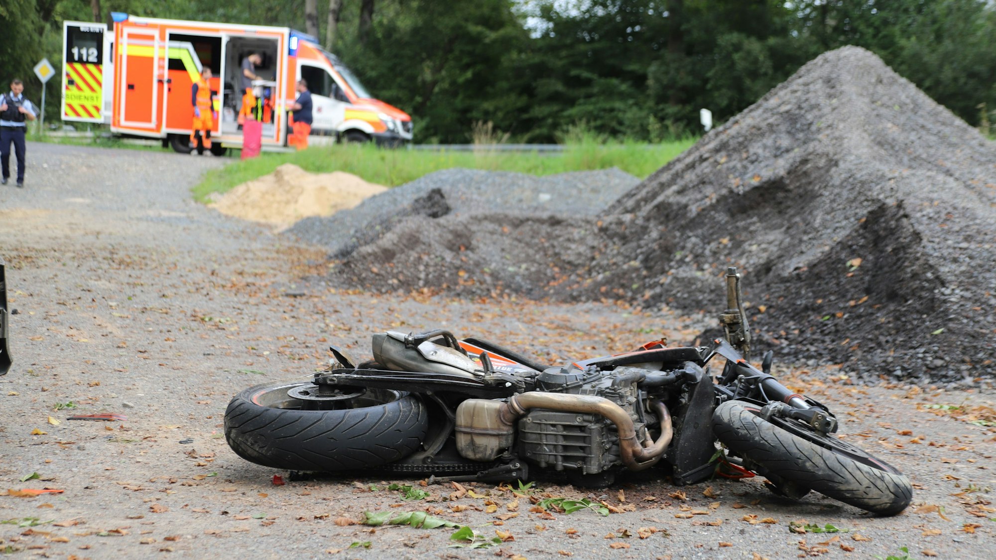 Bei einem Unfall auf der L 189 ist eine 26 Jahre alte Sozia so schwer verletzt worden, dass sie noch an der Unfallstelle starb.