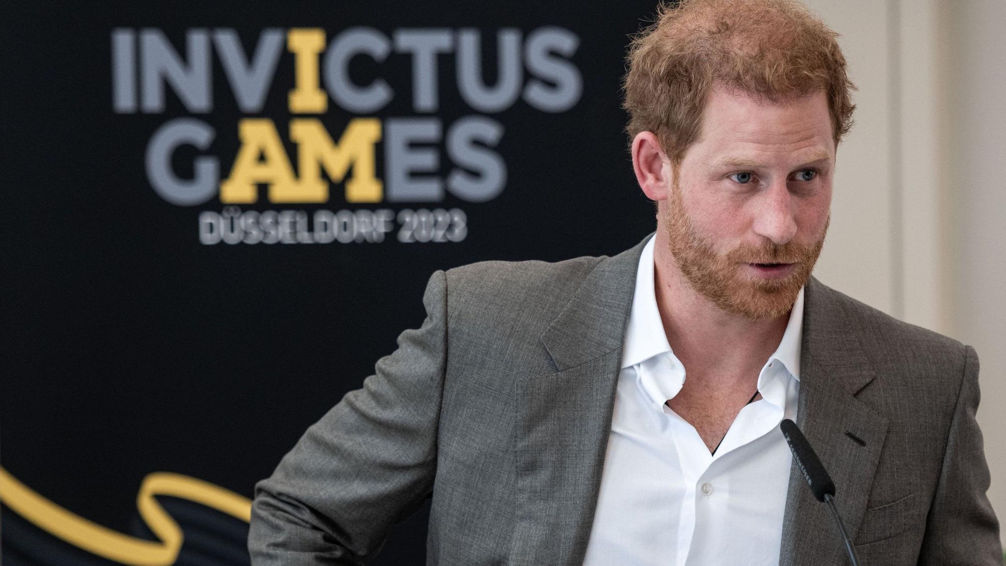Prinz Harry, der Herzog von Sussex, steht im Düsseldorfer Rathaus und hält eine Rede.