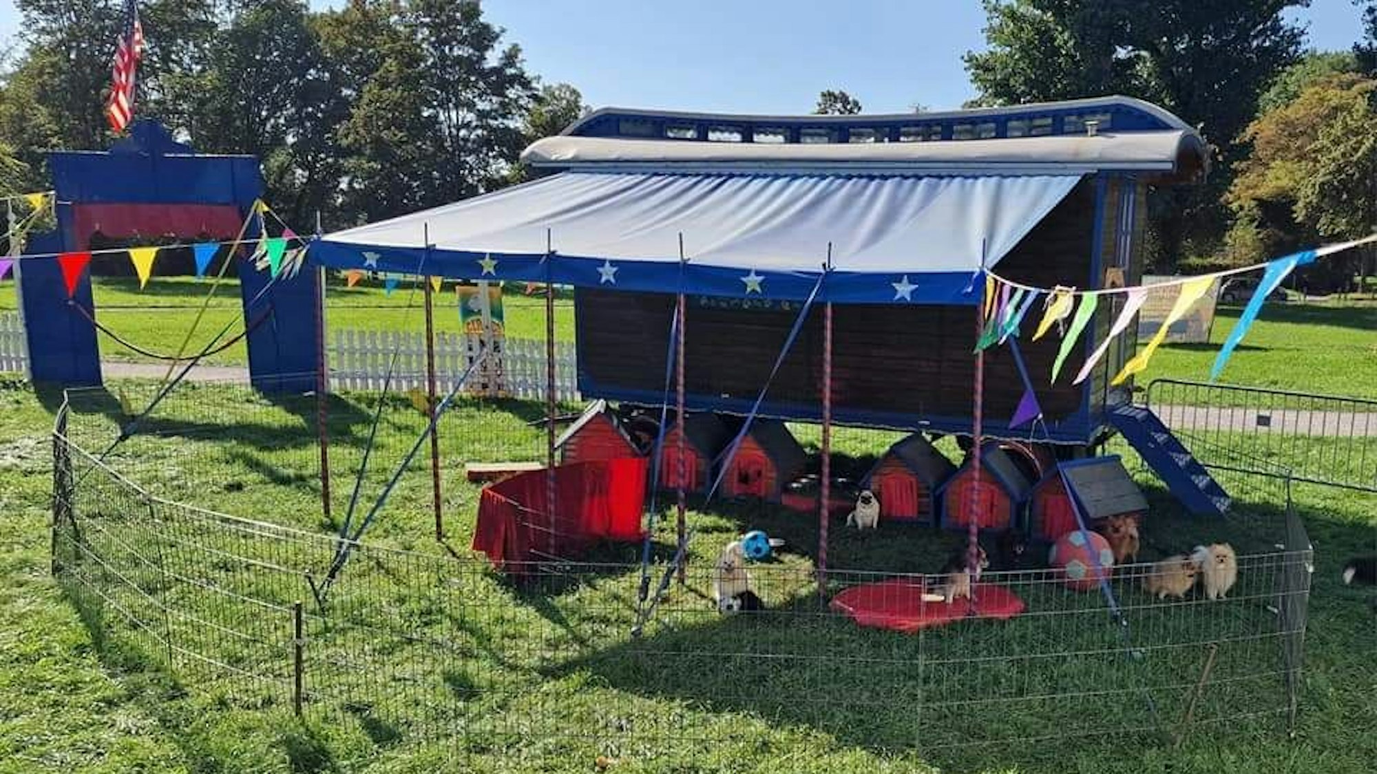 Das Bild zeigt das Gehege des Zirkus „Charles Monroe“, aus dem Mucki gestohlen wurde.