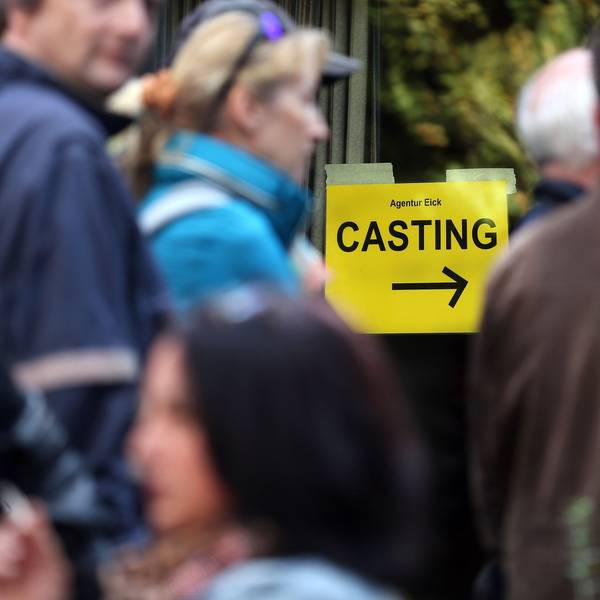 Auf einem gelben Blatt steht das Wort „Casting“.