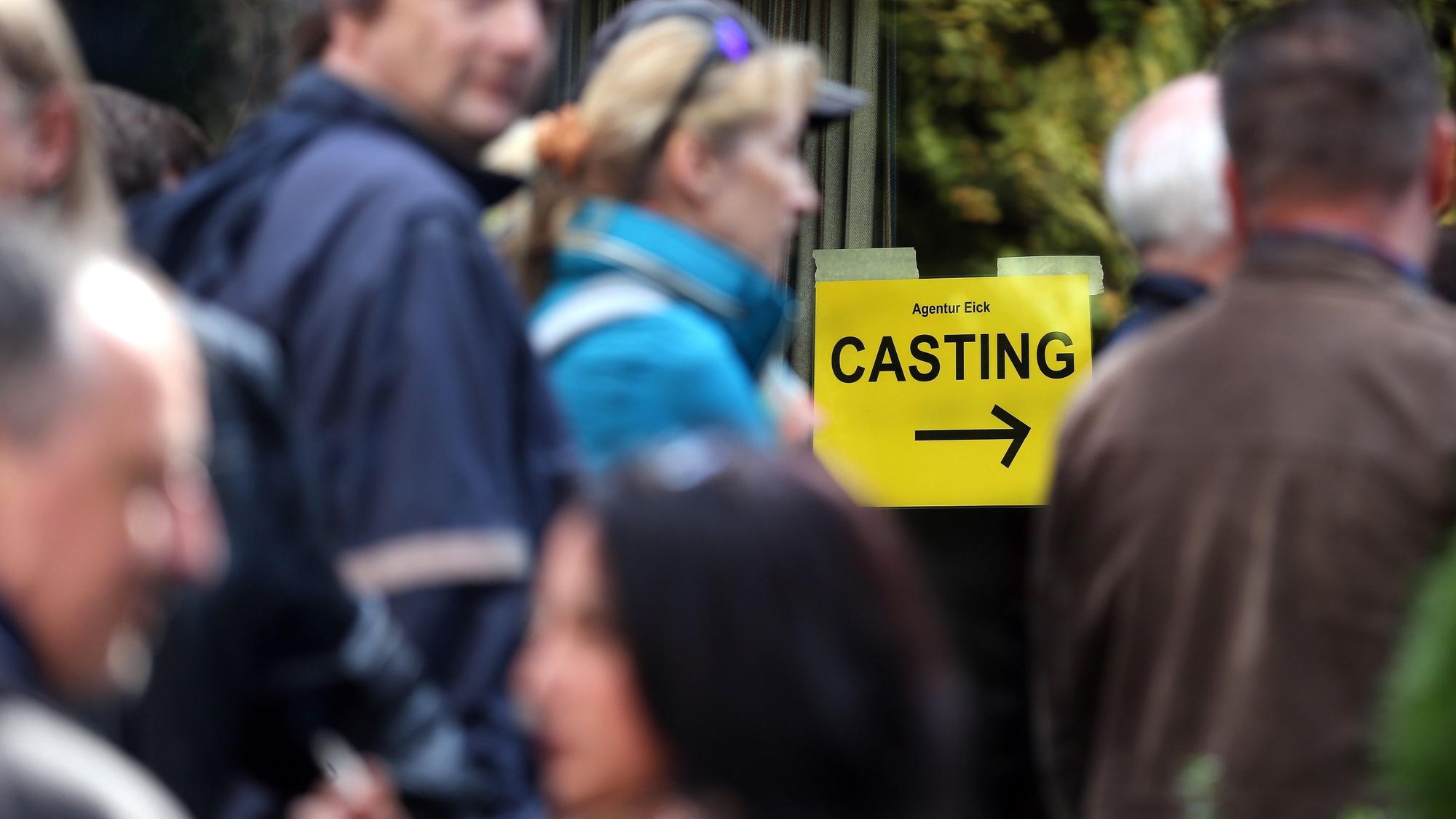 Auf einem gelben Blatt steht das Wort „Casting“.