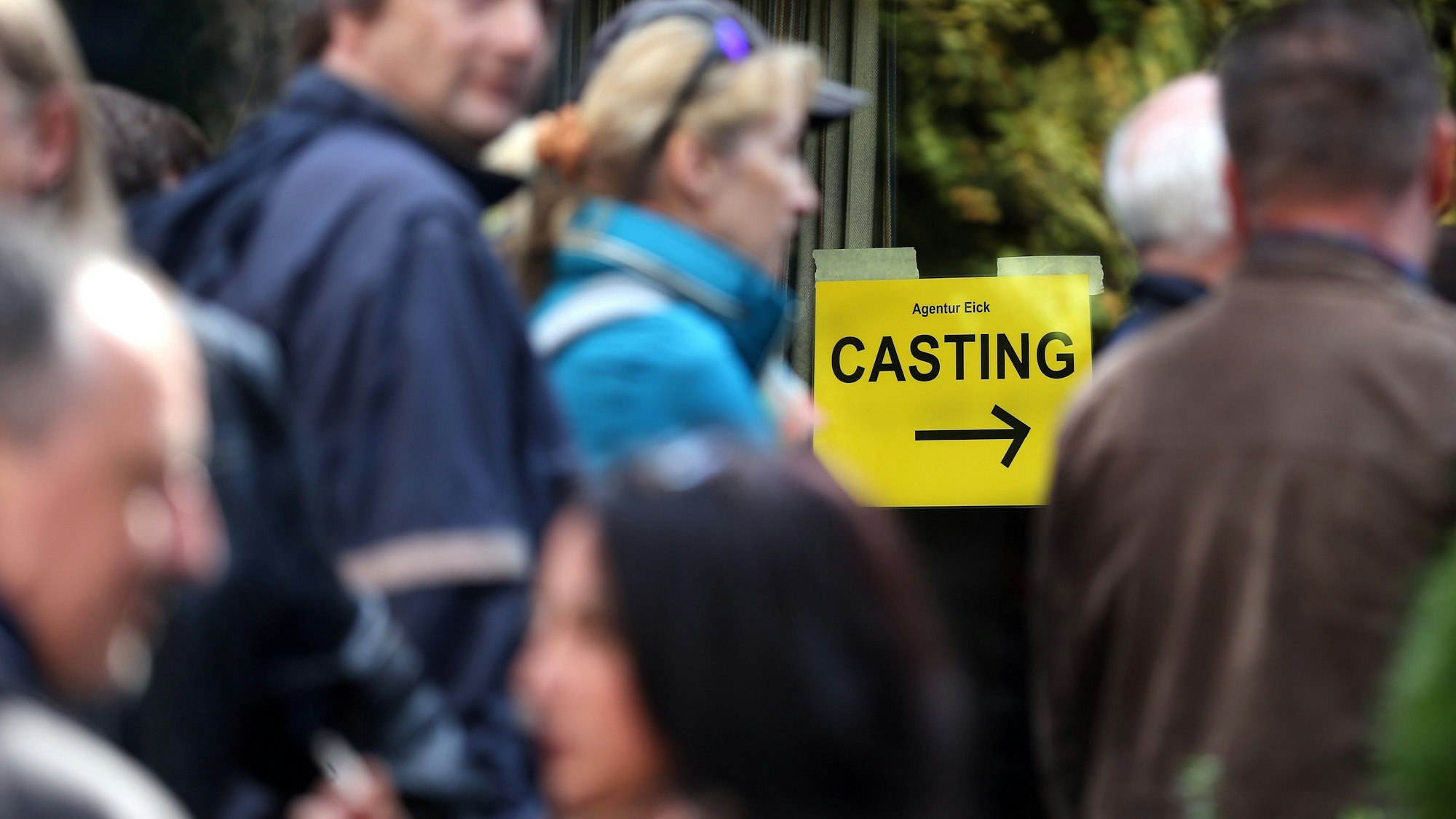 Auf einem gelben Blatt steht das Wort „Casting“.