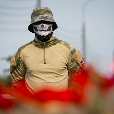 Ein Kämpfer der privaten Wagner-Militärs steht an einer informellen Gedenkstätte neben dem ehemaligen "PMC-Wagner-Zentrum". Der russische Söldnerführer Prigoschin ist nach Angaben seines Telegram-Kanals Grey Zone vom Mittwoch tot. Von offizieller Seite steht eine Bestätigung aus. Nach russischen Behördenangaben stand er aber auf der Passagierliste eines abgestürzten Flugzeugs. +++ dpa-Bildfunk +++