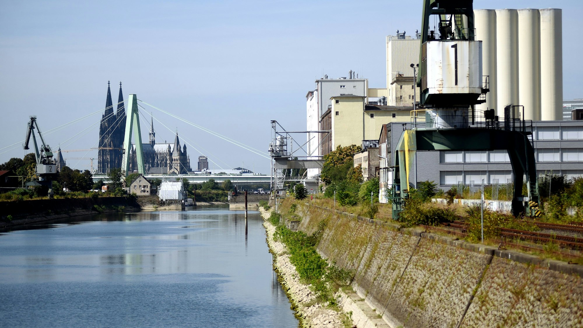 Domblick: Im früheren Industriestandort Deutzer Hafen sollen später einmal 6900 Menschen wohnen und 6000 Menschen arbeiten.
