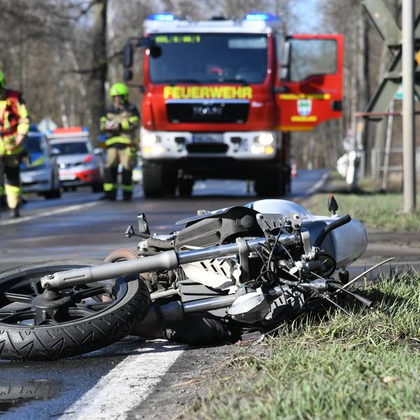 Ein Motorrad liegt an einem Bahnübergang neben der Straße. Der Motorradfahrer ist bei dem Unfall ums Leben gekommen. (Archivfoto)