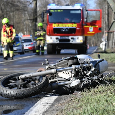 Ein Motorrad liegt an einem Bahnübergang neben der Straße. Der Motorradfahrer ist bei dem Unfall ums Leben gekommen. (Archivfoto)