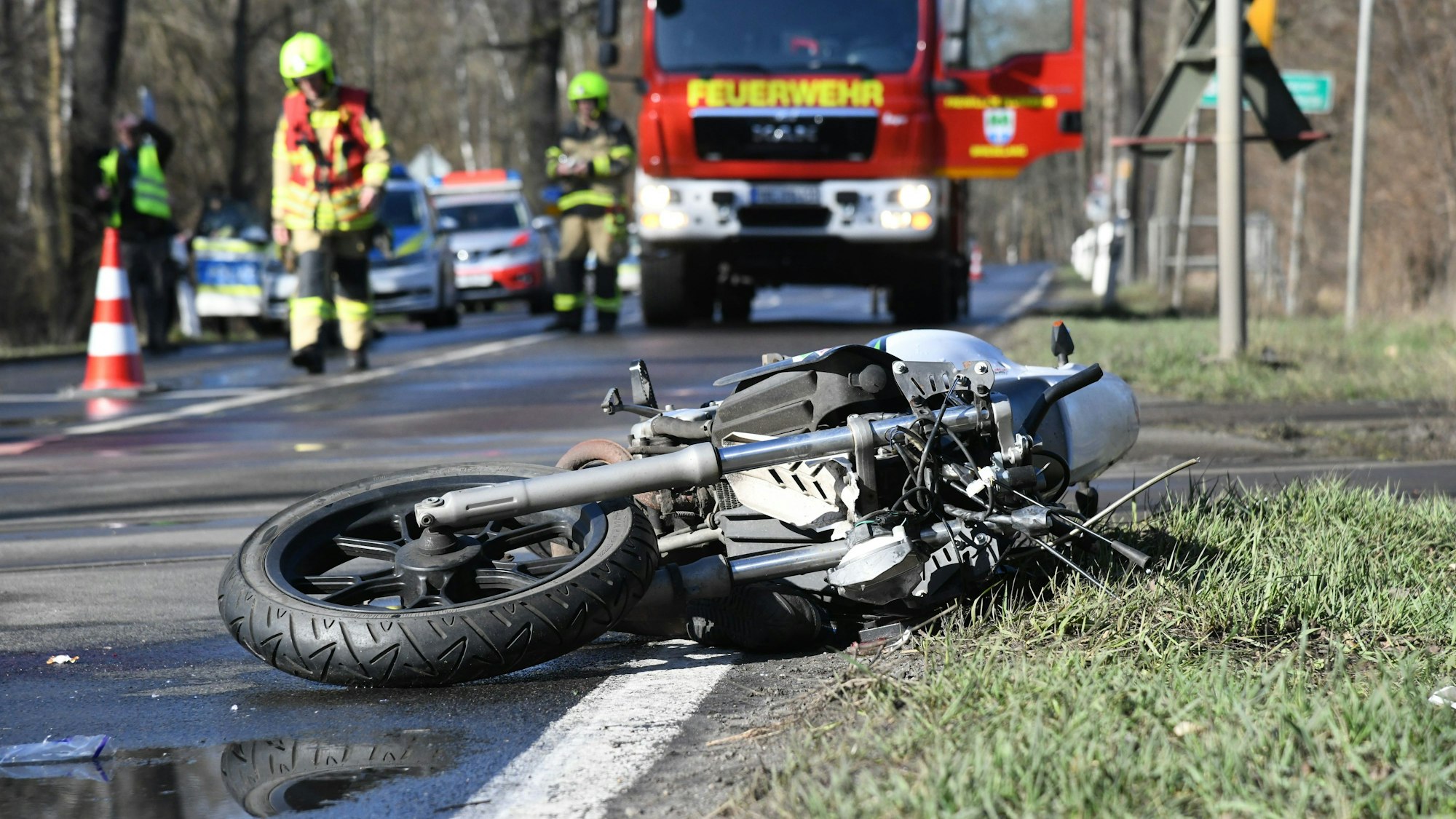 Ein Motorrad liegt an einem Bahnübergang neben der Straße. Der Motorradfahrer ist bei dem Unfall ums Leben gekommen. (Archivfoto)