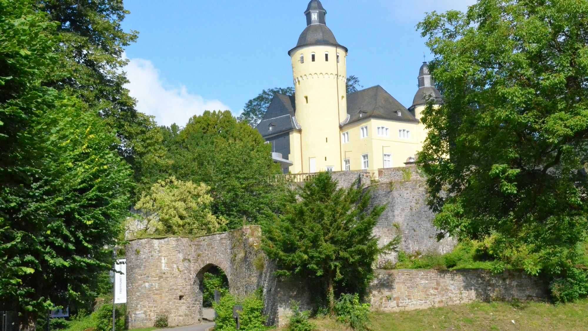 Auch in den ersten sechs Monaten dieses Jahres erweist sich die Gemeinde Nümbrecht mit dem Schloss Homburg als echte Hochburg im Oberbergischen Tourismus. Hier zu sehen sind das Eingangsportal und der Burgfried.
