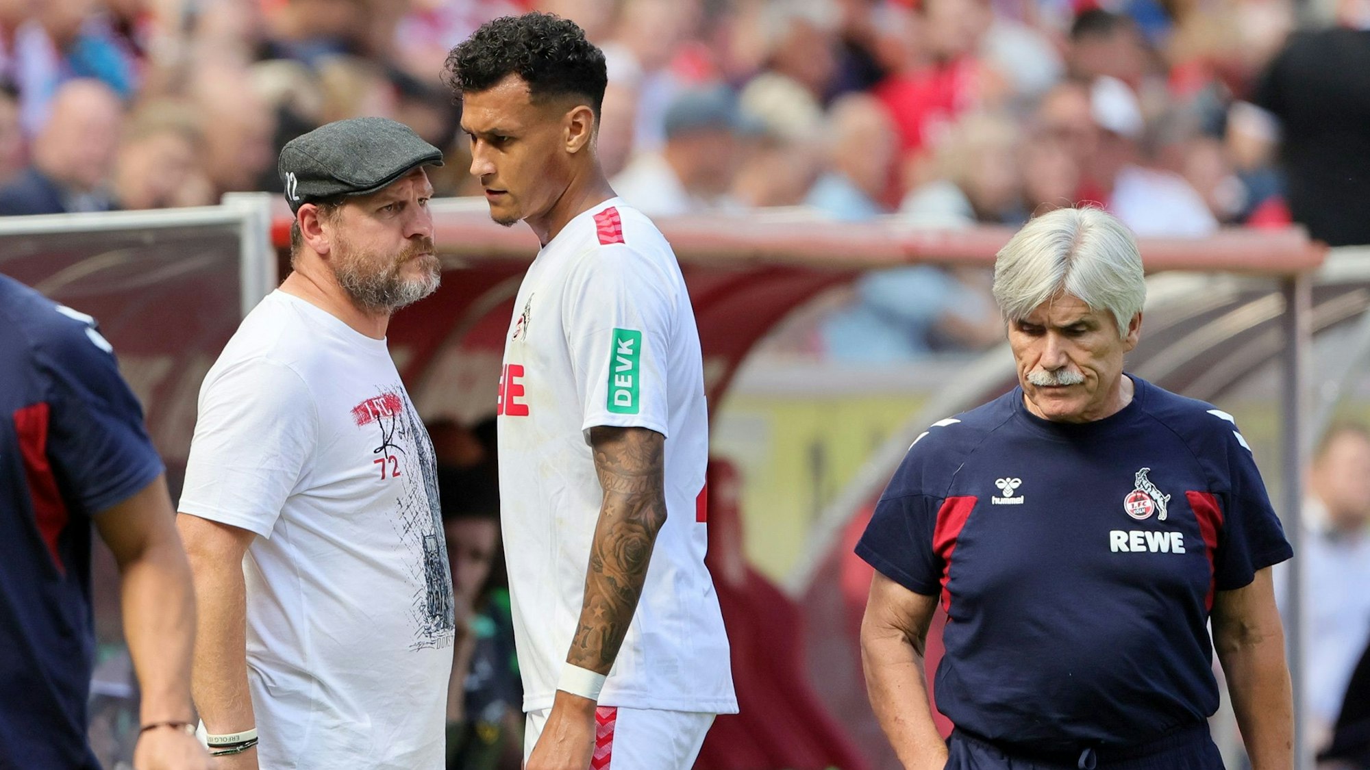 Kölns Trainer Steffen Baumgart, Stürmer Davie Selke und Mannschaftsarzt Dr. Peter Schäferhoff blicken besorgt.