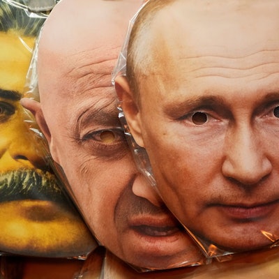 In einem Souvenirladen in St. Petersburg werden Gesichtsmasken verkauft, die den sowjetischen Diktator Stalin, den russischen Söldnerführer Prigoschin und Kremlchef Putin darstellen. Alte Videos des Wagner-Chefs und des russischen Präsidenten bekommen seit Prigoschins Tod viel Aufmerksamkeit.