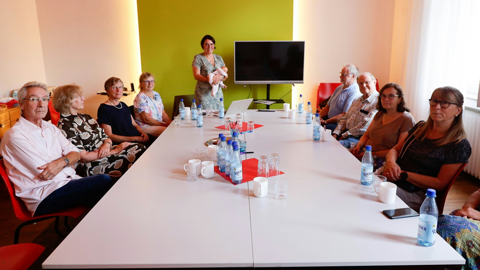 Blick in die Runde des Babykurses für Großeltern in der Elternschule „Neue Kölner“