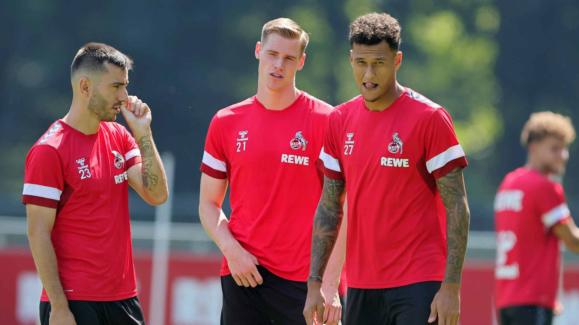 Sargis Adamyan (v.l.), Steffen Tigges und Davie Selke konzentrieren sich im Training des 1. FC Köln.