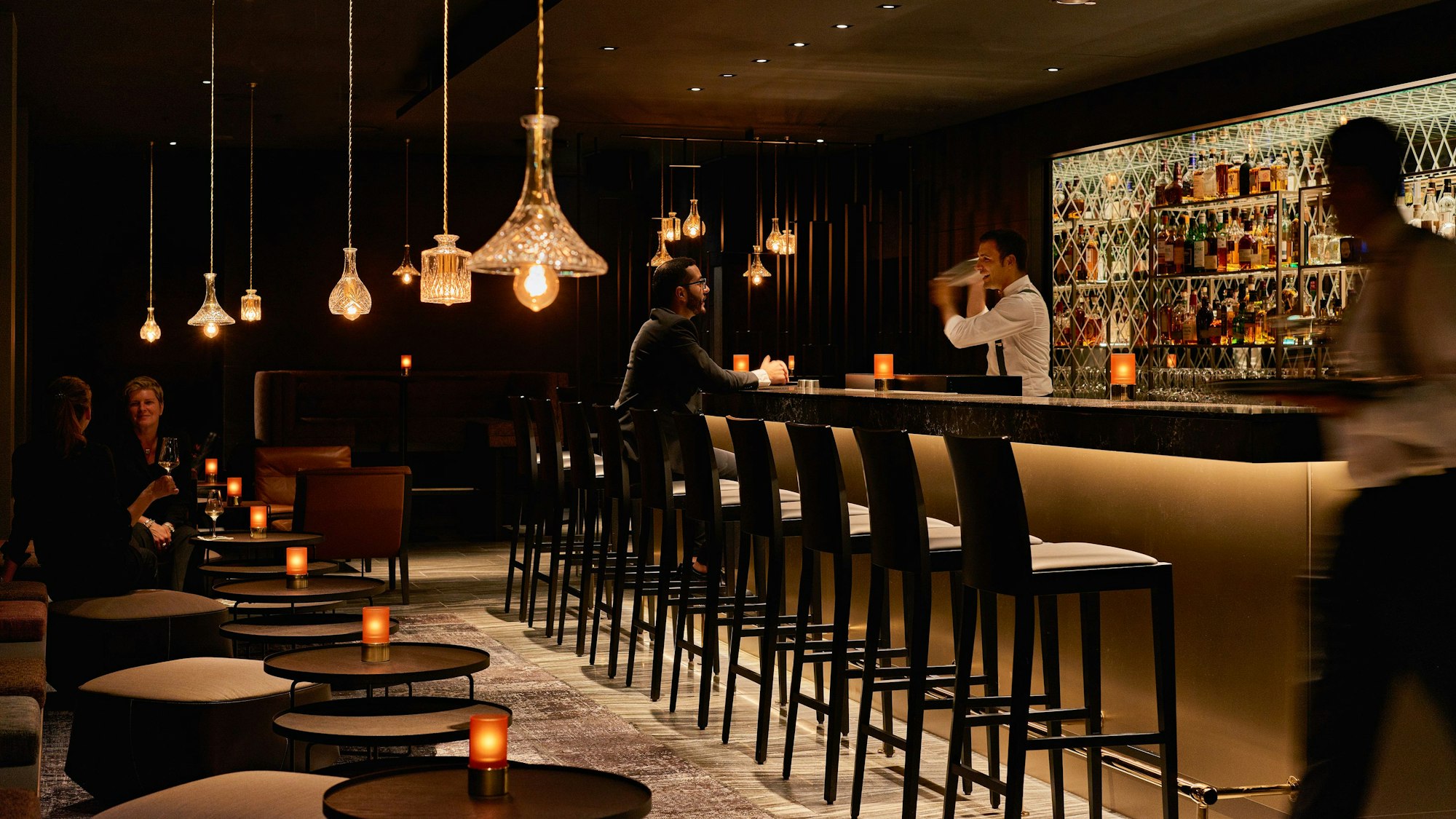 Die Theke des Lab12 mit besonderen Lampen und warmen Licht.