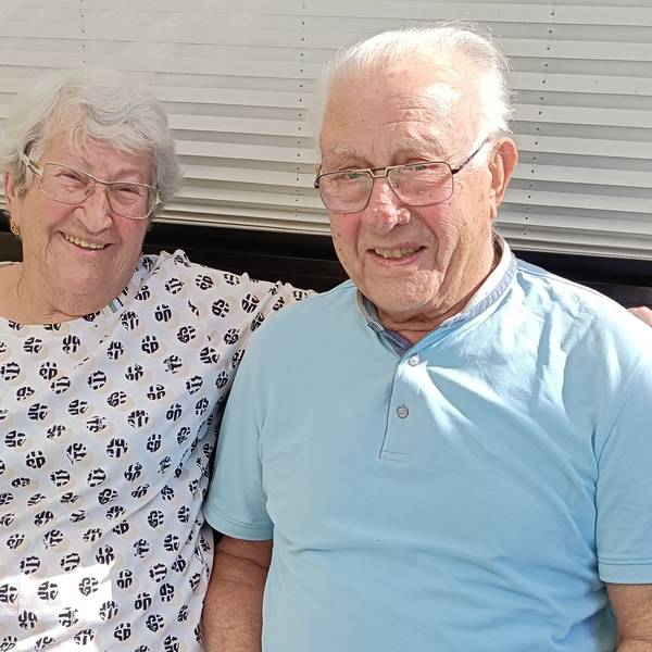 Das Ehepaar Helmuth und Irmgard Friese sitzt nebeneinander auf einer Bank.