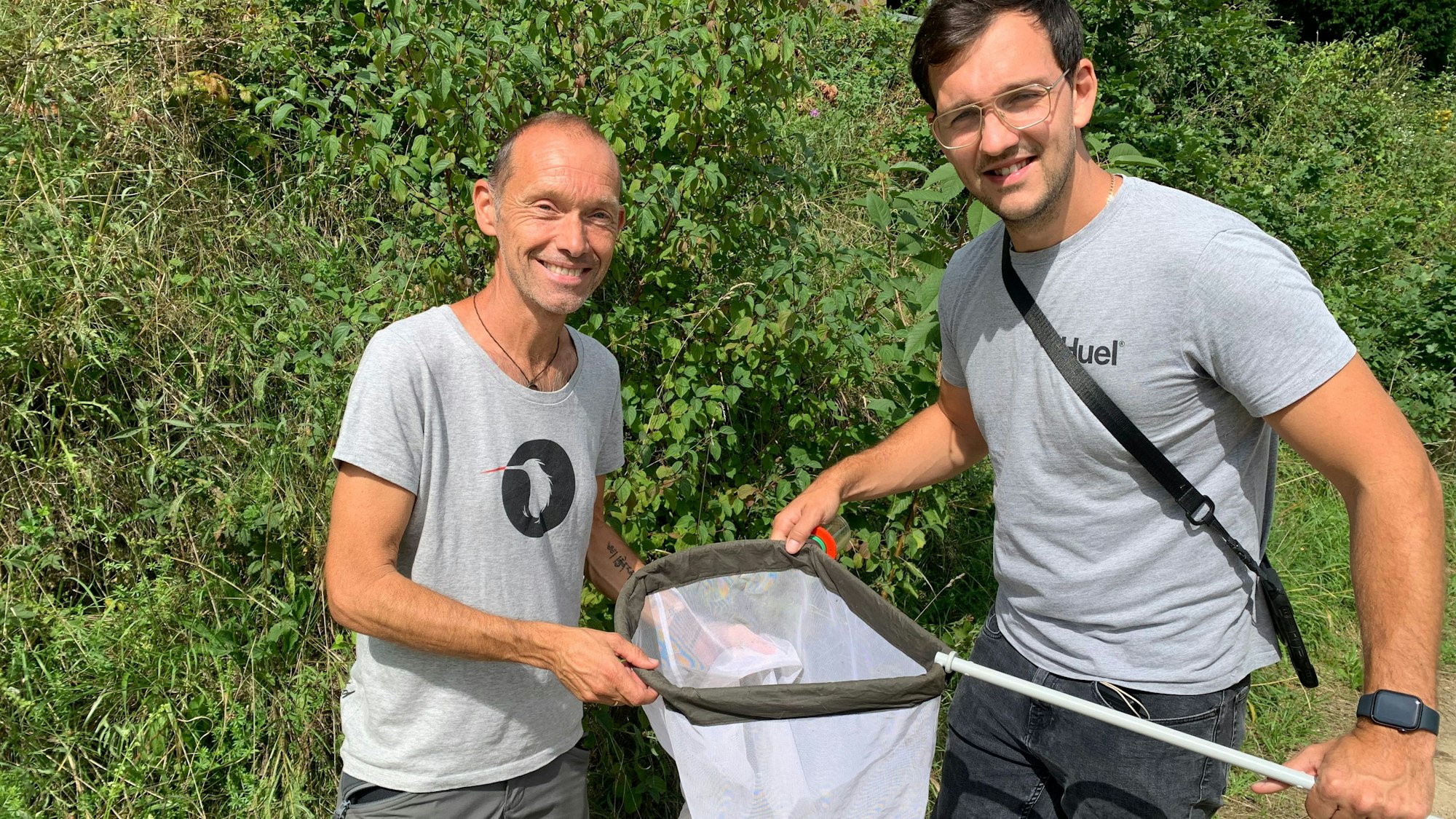 Gottesanbeterin im Siebengebirge, Aleynder Heyd (l.) vom Nabu und Marc Schendzielorz auf der Sucher nach Insekten