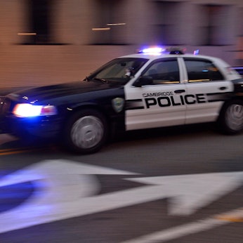Ein Auto einer US-amerikanischen Polizeibehörde rast durch die Straßen (Symbolbild).