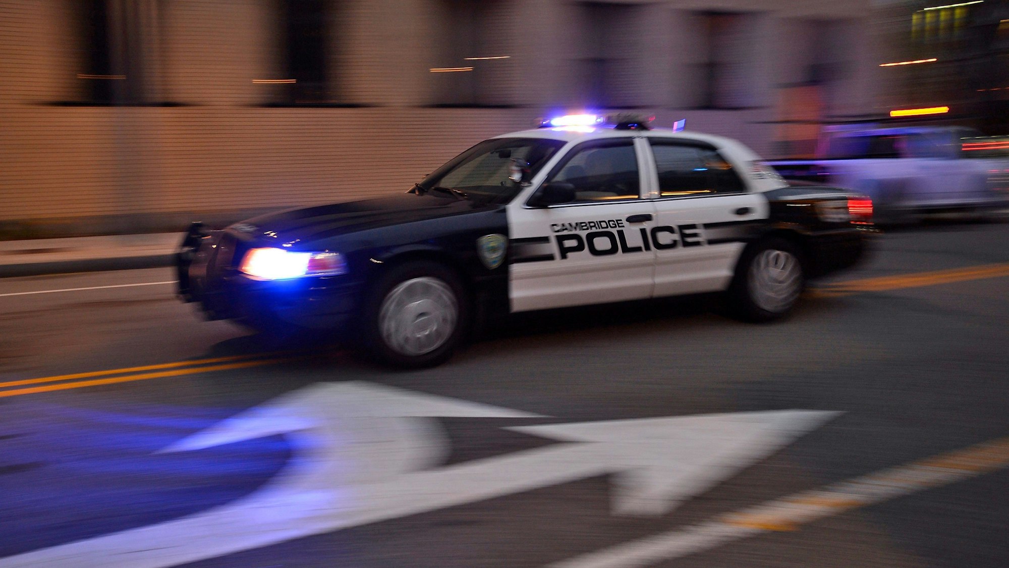 Ein Auto einer US-amerikanischen Polizeibehörde rast durch die Straßen (Symbolbild).