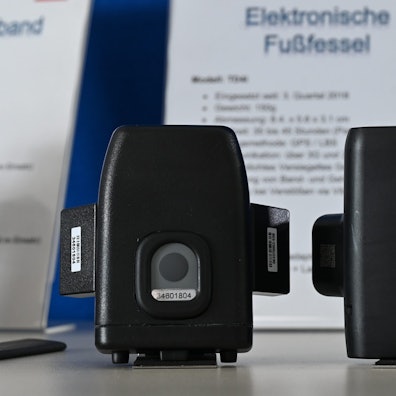 Zwei Modelle der elektronischen Aufenthaltsüberwachung, bekannt als elektronische Fußfessel.