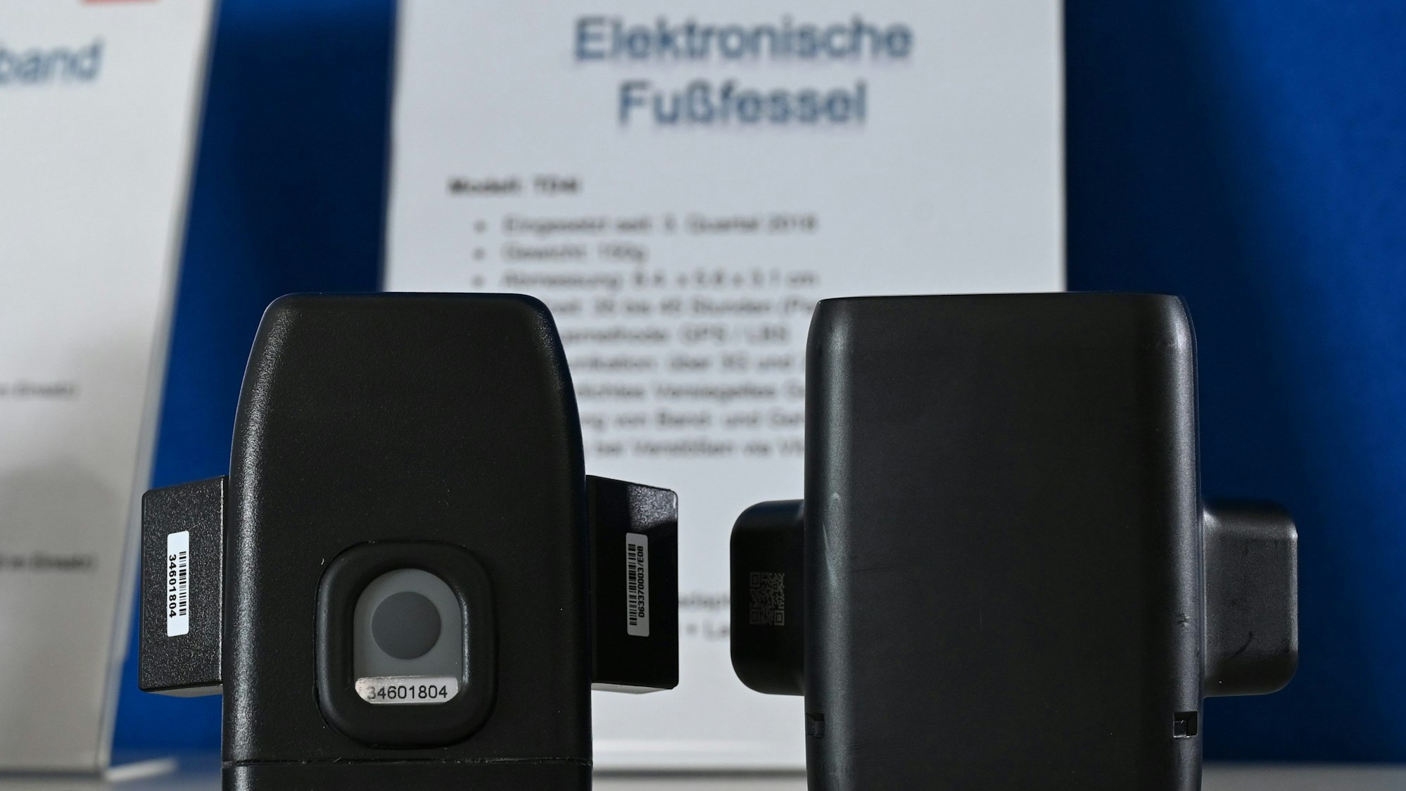 Zwei Modelle der elektronischen Aufenthaltsüberwachung, bekannt als elektronische Fußfessel.