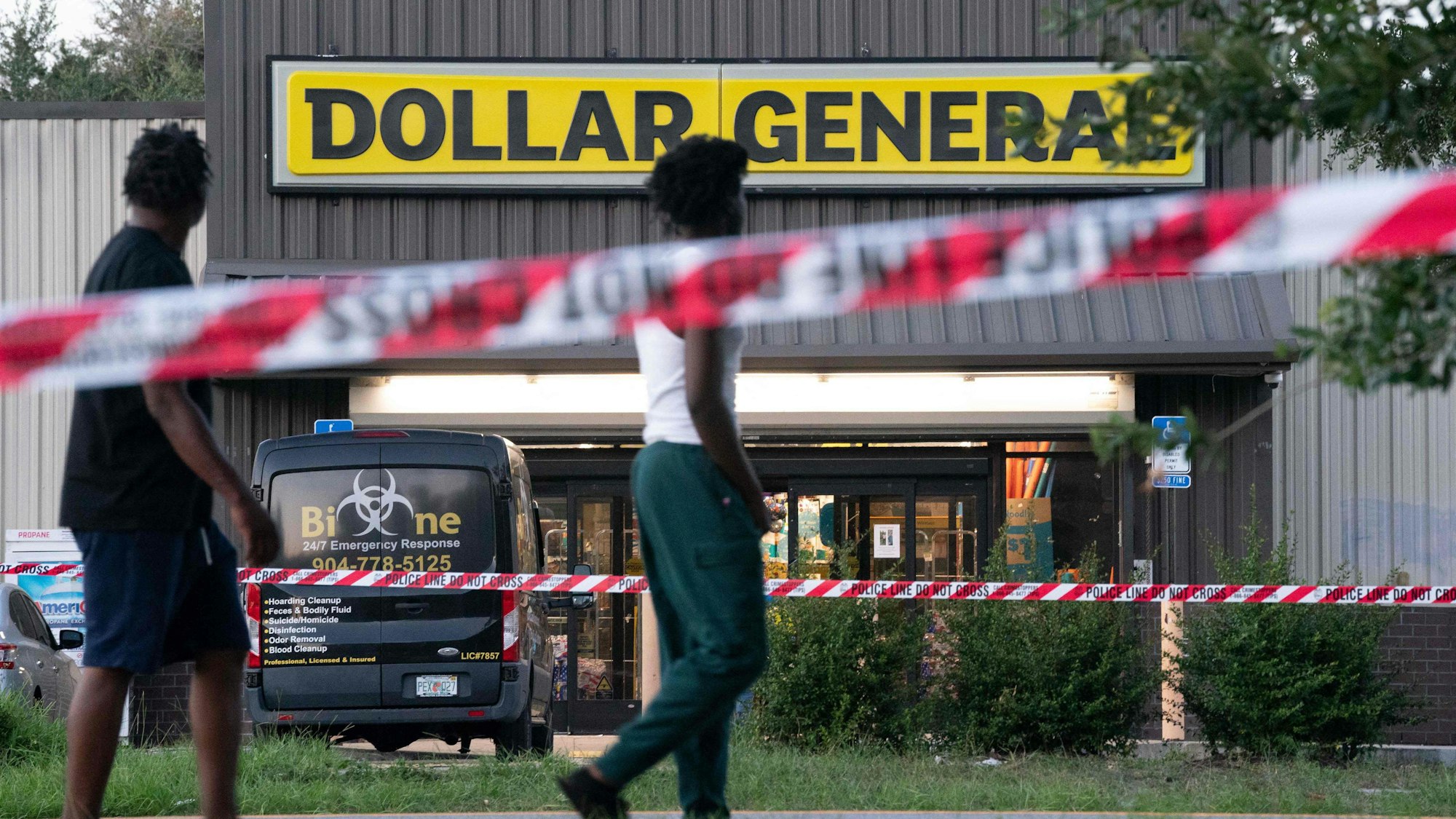 Fußgänger gehen an dem Dollar-General-Laden vorbei, in dem drei Menschen erschossen wurden.