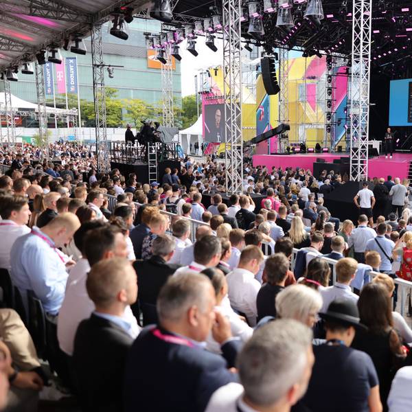 Volles Haus bei der Digital X - hier 2023 bei der Keynote von Telekom-Chef Timotheus Hoettges.