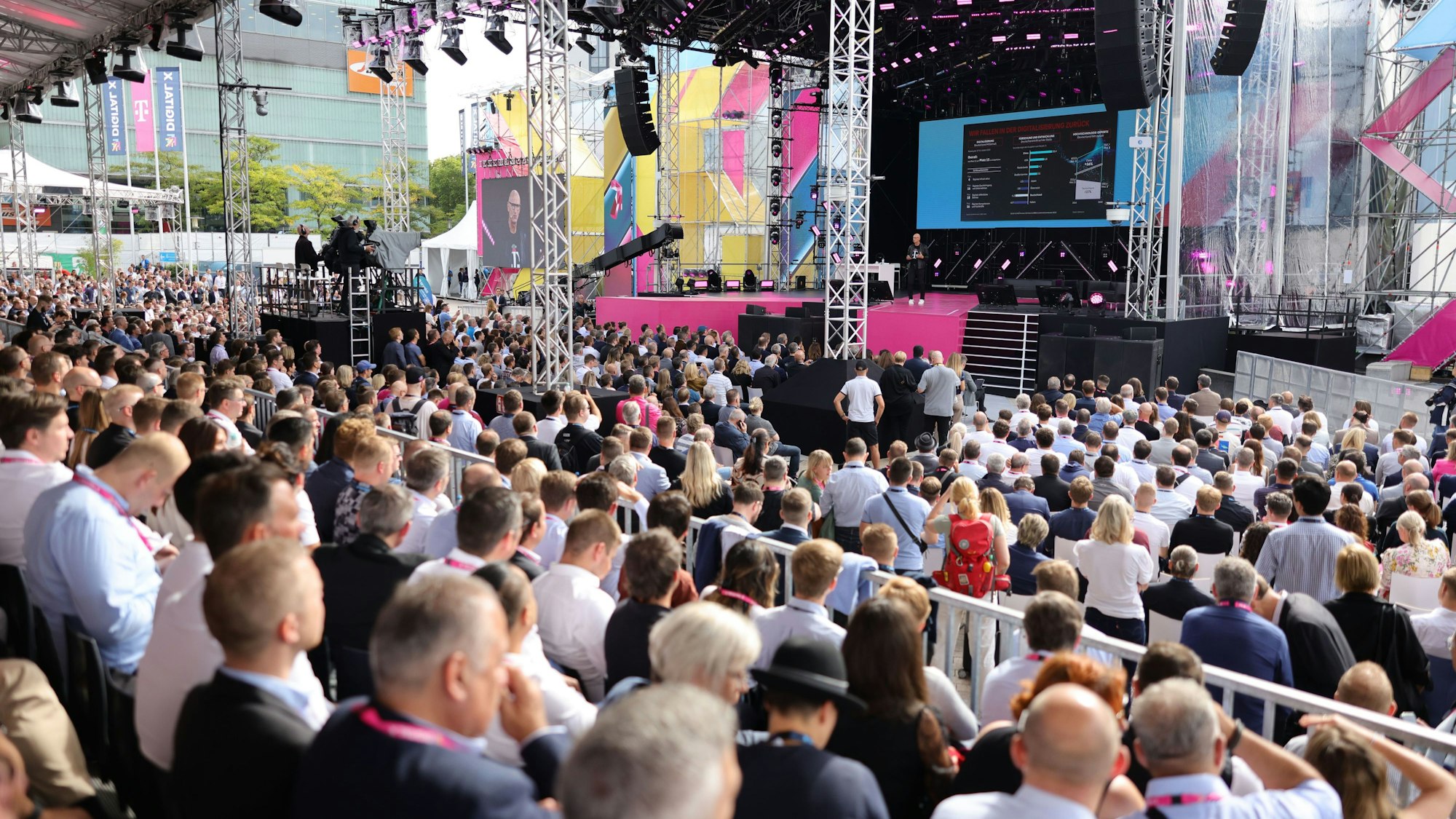 Volles Haus bei der Digital X - hier 2023 bei der Keynote von Telekom-Chef Timotheus Hoettges.