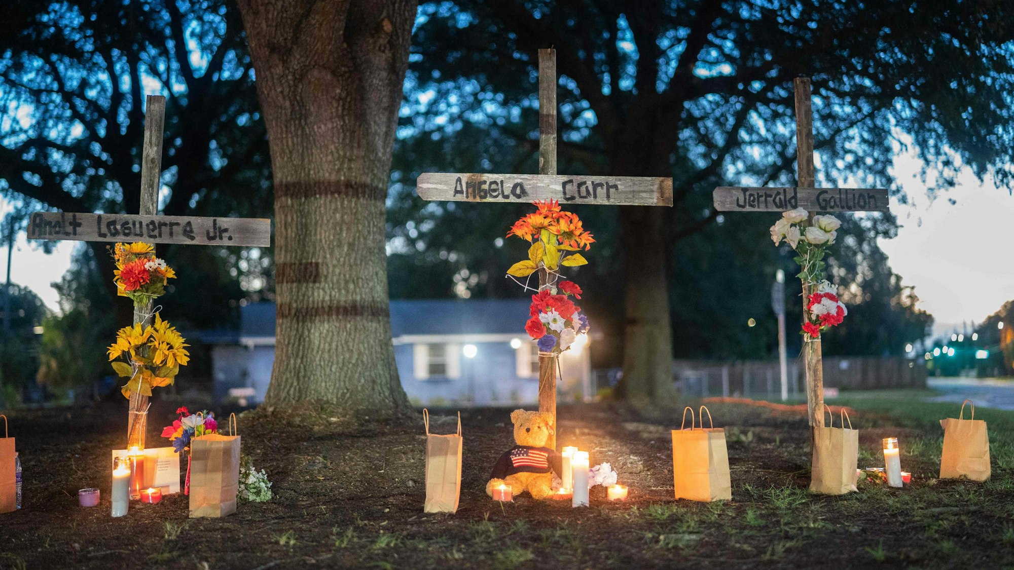 Kerzen brennen an den Gedenkstätten für Angela Carr, Anolt Joseph Laguerre Jr. und Jerrald Gallion in der Nähe des Dollar-General-Ladens.