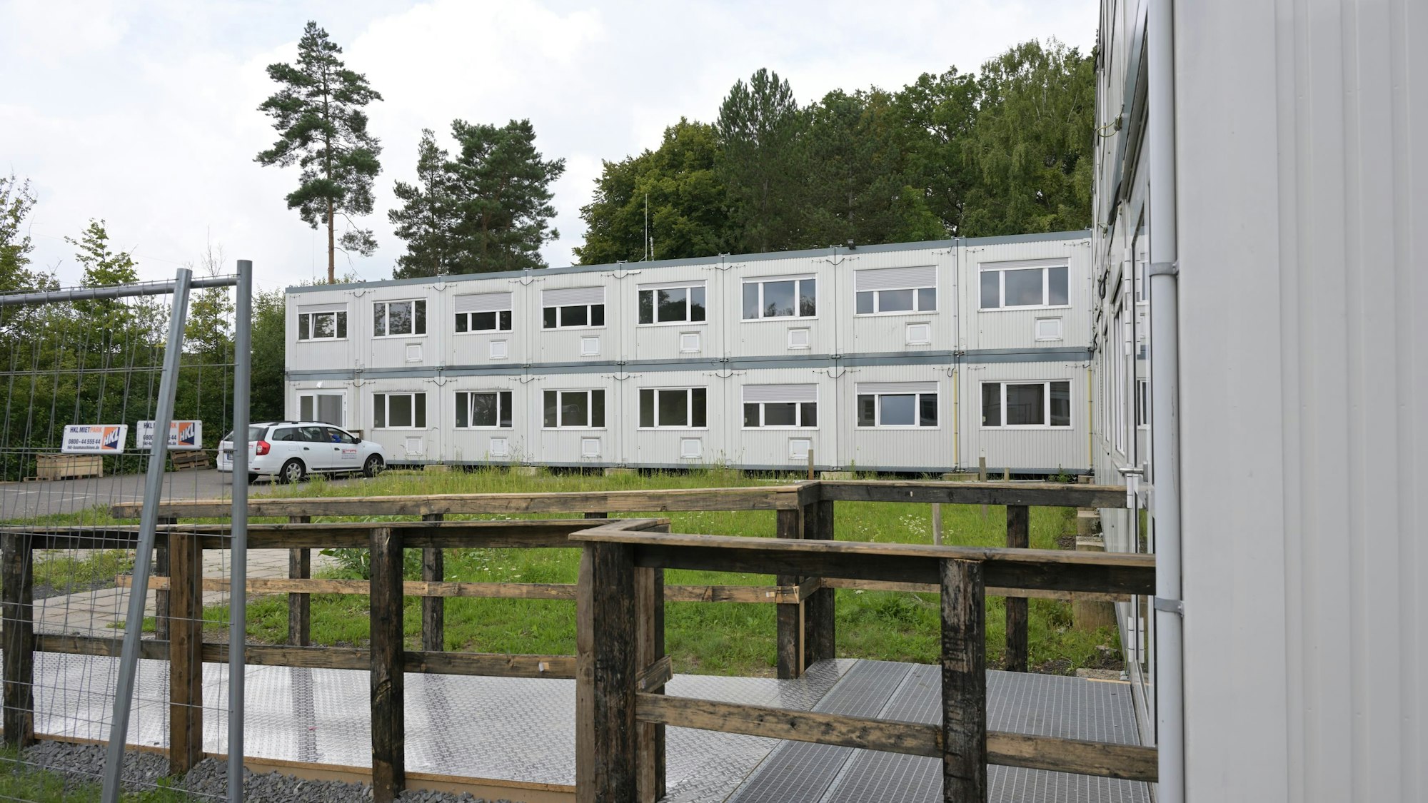 Zwei zweistöckige Containerbauten, die noch unbewohnt sind.