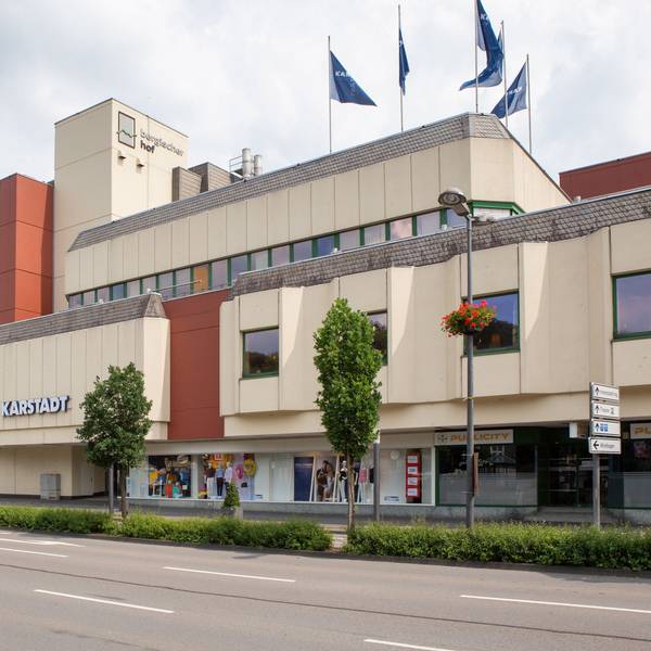 Das Logo des EKZ Bergischer Hof an der Fassade.