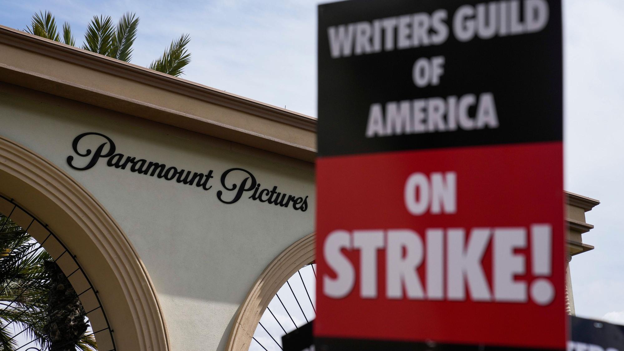 Ein Protestschild der streikenden Autoren in den USA ist vor den Paramount Studios zu sehen.