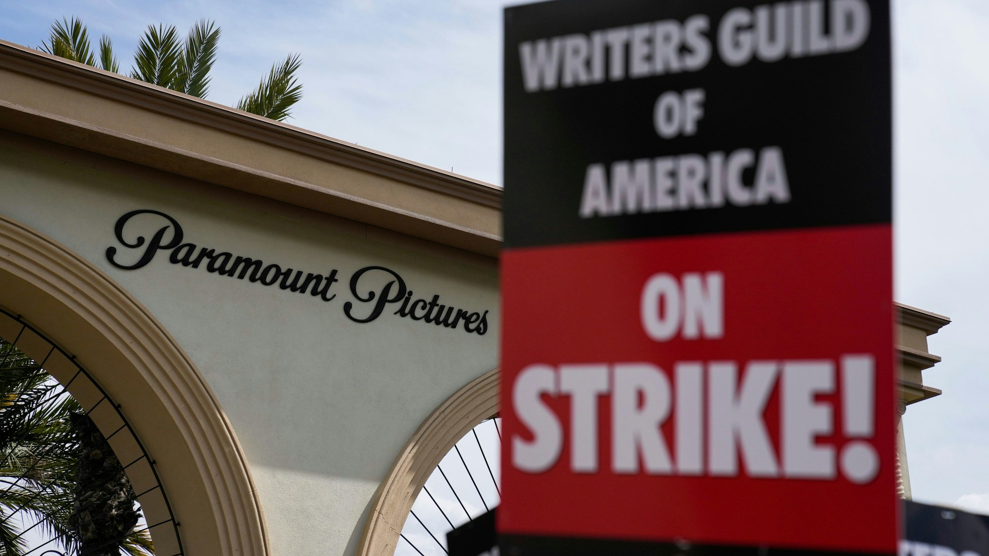 Ein Protestschild der streikenden Autoren in den USA ist vor den Paramount Studios zu sehen.