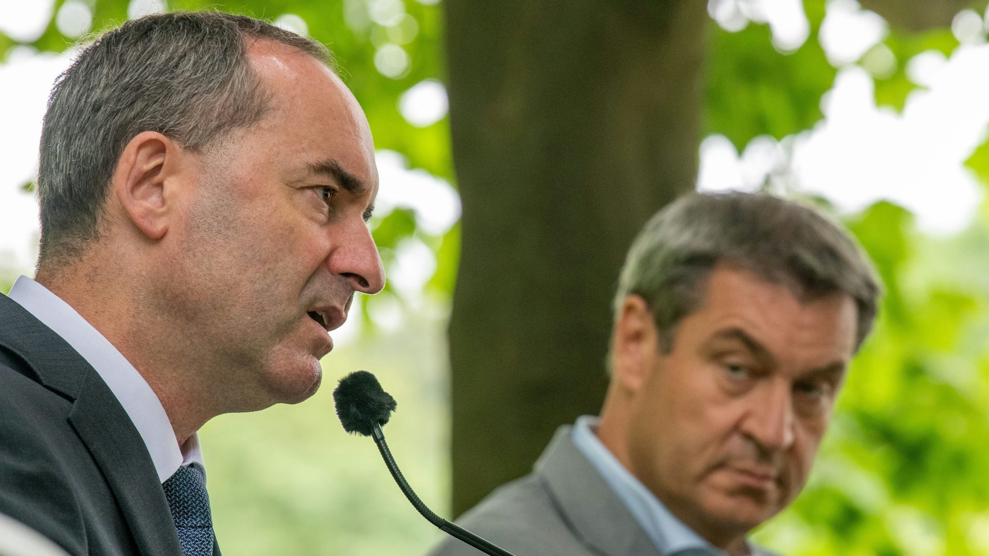 ARCHIV - 28.06.2022, Bayern, München: Markus Söder (CSU, r), Minsterpräsident von Bayern, steht im unteren Hofgarten an der Staatskanzlei mit Hubert Aiwanger (Freie Wähler), Wirtschaftsminister, bei der Pressekonferenz nach der Kabinettssitzung. (zu "Söder bestellt Aiwanger zu Sonder-Koalitionsausschuss ein") Foto: Stefan Puchner/dpa +++ dpa-Bildfunk +++