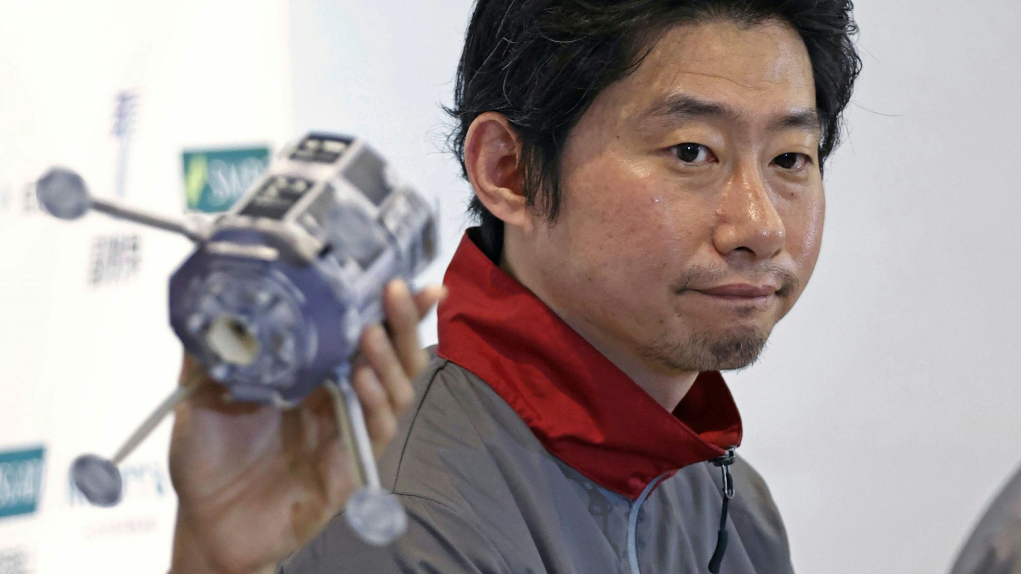 Takeshi Hakamada, Gründer und CEO von ispace, nimmt an einer Pressekonferenz mit einem Modell einer Mondlandefähre in Tokio teil.