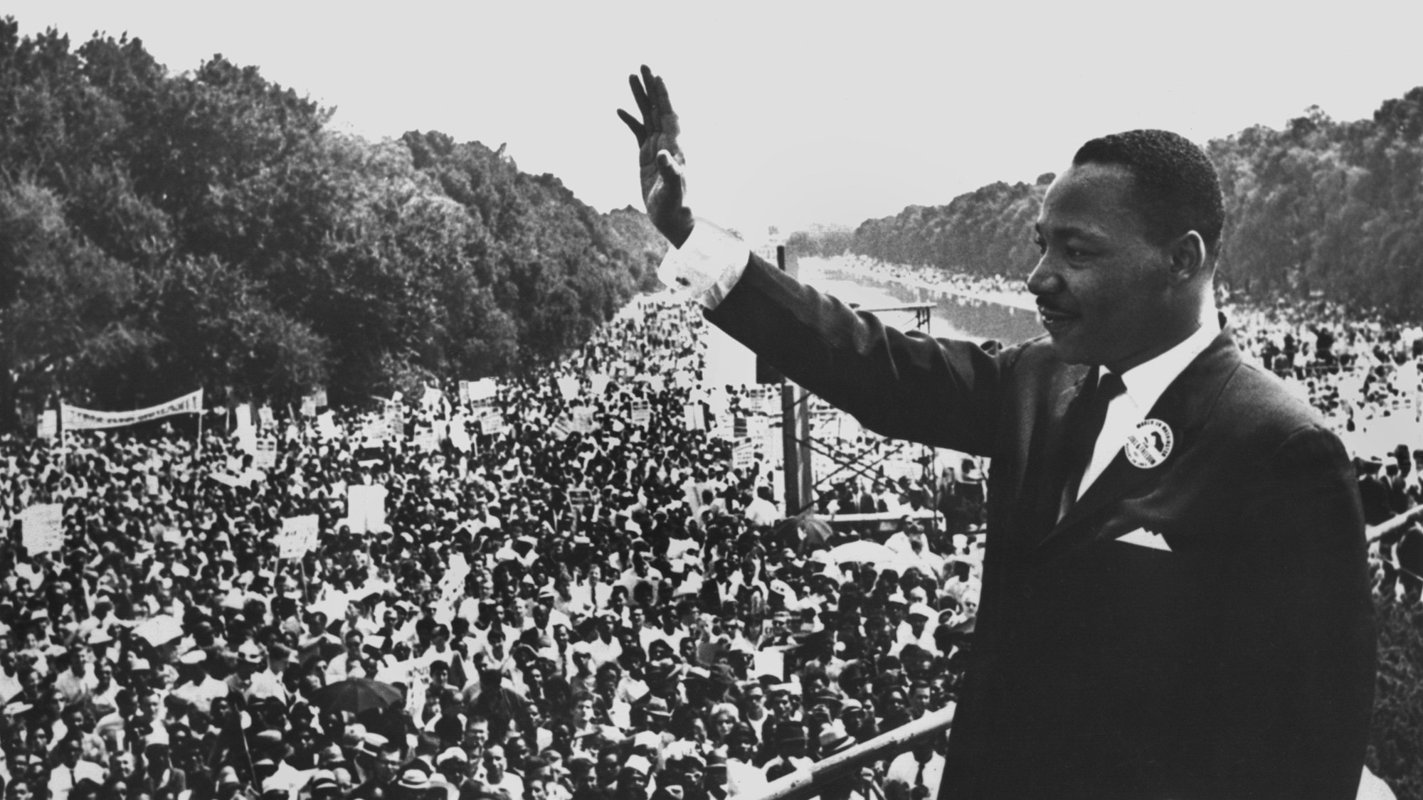 Dr. Martin Luther King winkt am 28.08.193 von der Lincoln Gedächtnisstätte in Washington den Demonstranten zu.