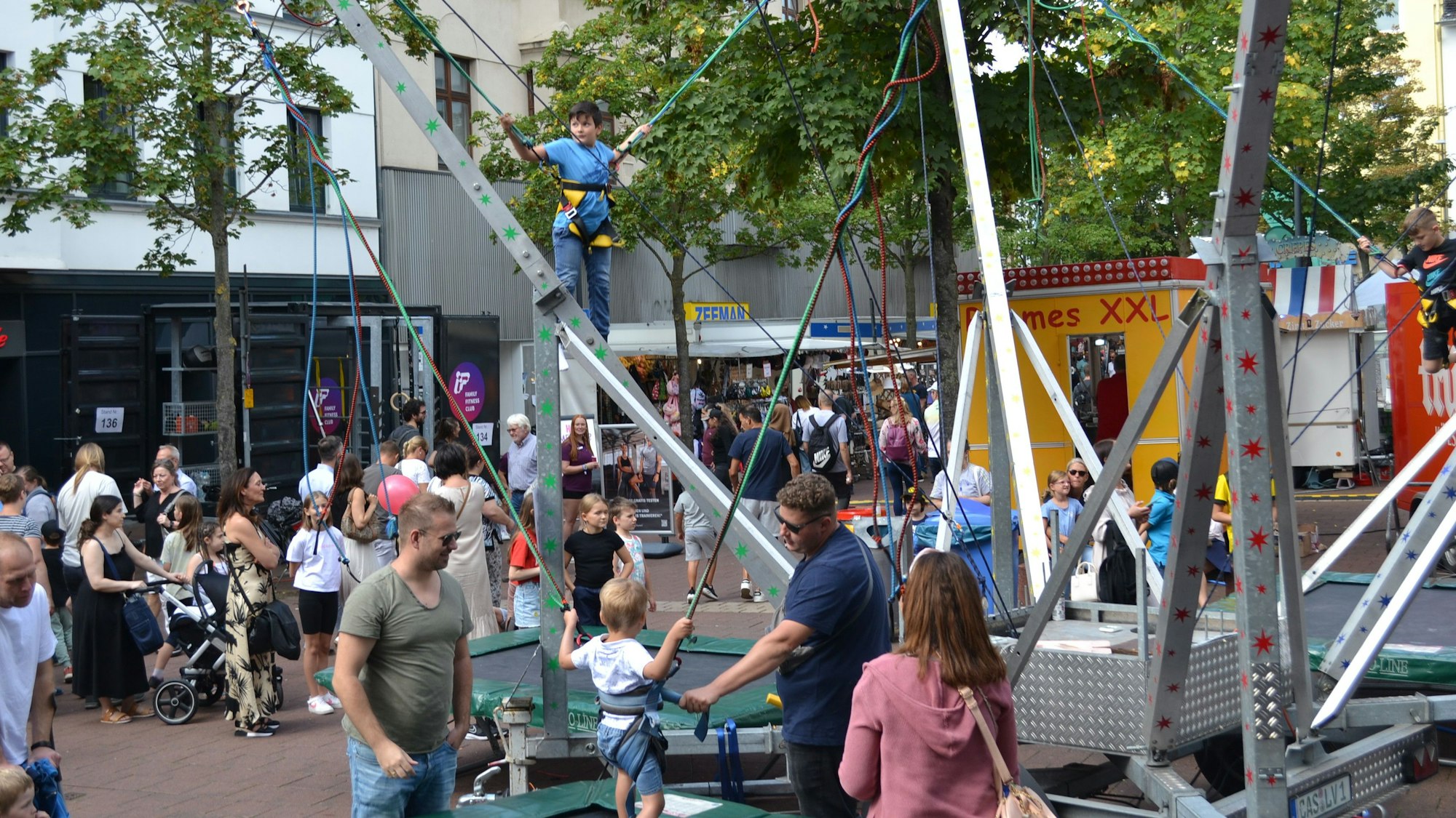 Ein Bungee-Trampolin auf dem Stadtfest in Siegburg