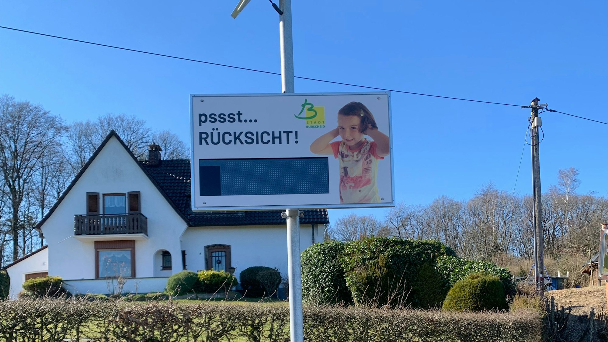 Nach fast einem Jahr an der Dabringhausener Straße in Höhe Am Bremsenfeld steht das Lärmdisplay nun in Lamerbusch.