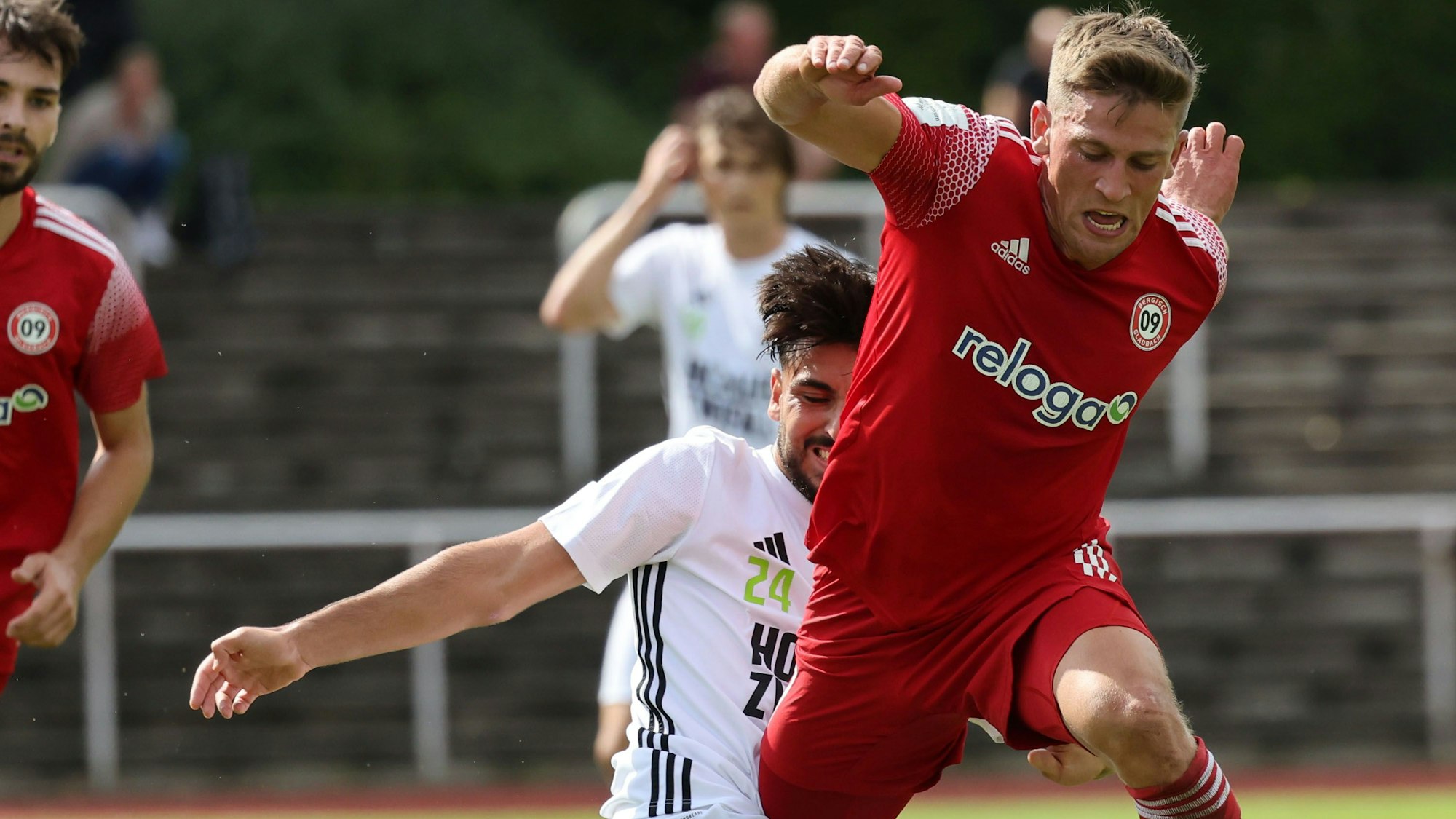 Milo Mc Cormick im Trikot der Nullneuner im Zweikampf.