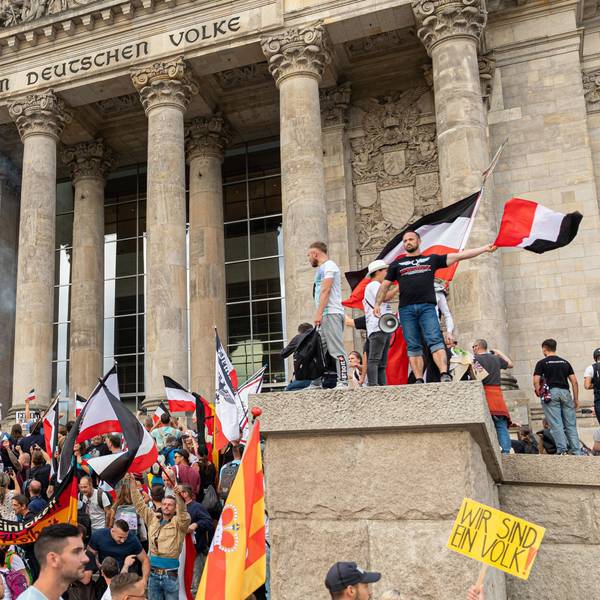 Berlin: Teilnehmer einer Kundgebung gegen die Corona-Maßnahmen stehen auf den Stufen zum Reichstagsgebäude, zahlreiche Reichsflaggen sind zu sehen.