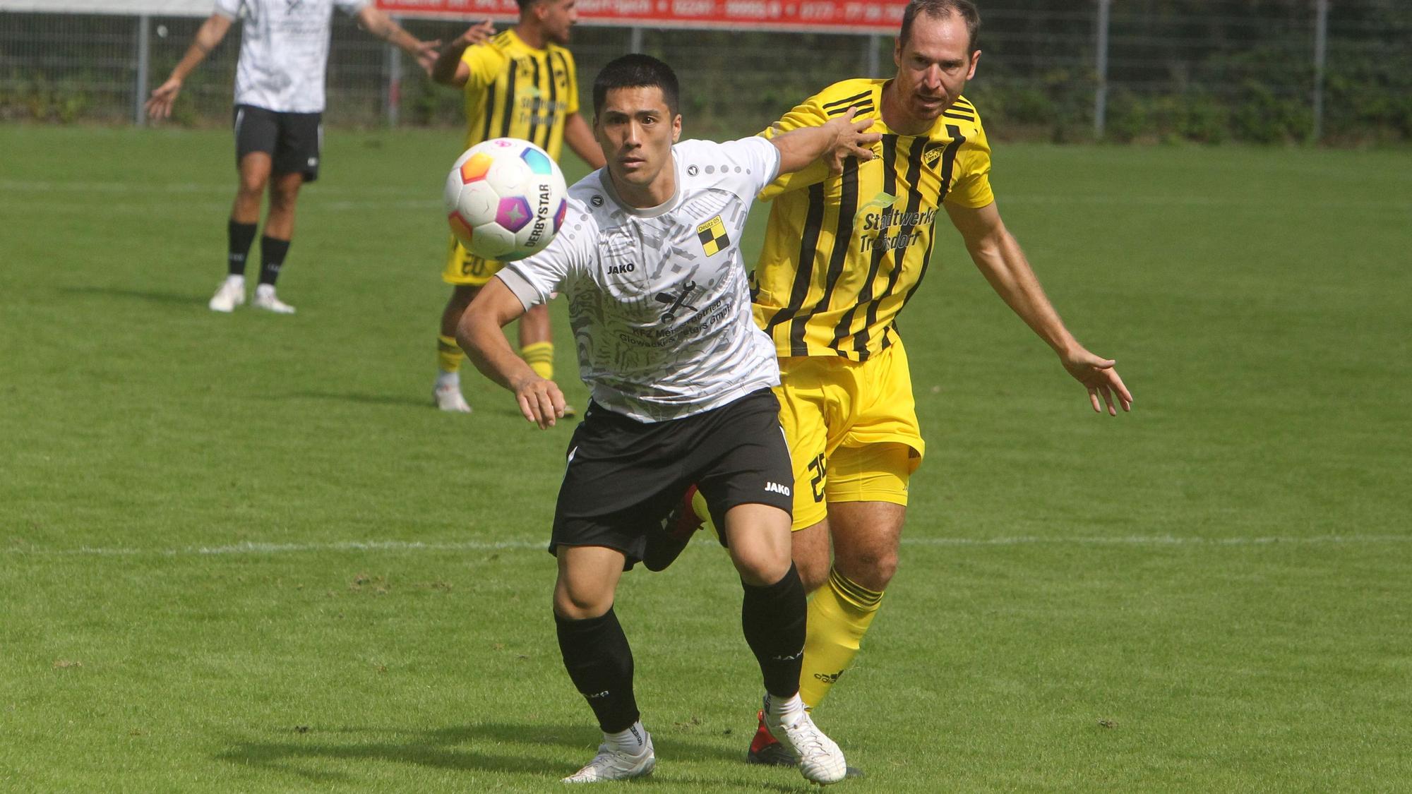 Spielertrainer Andreas Dick (rechts) vom 1. FC Spich warnt vor dem Schlusslicht aus Friesdorf.
