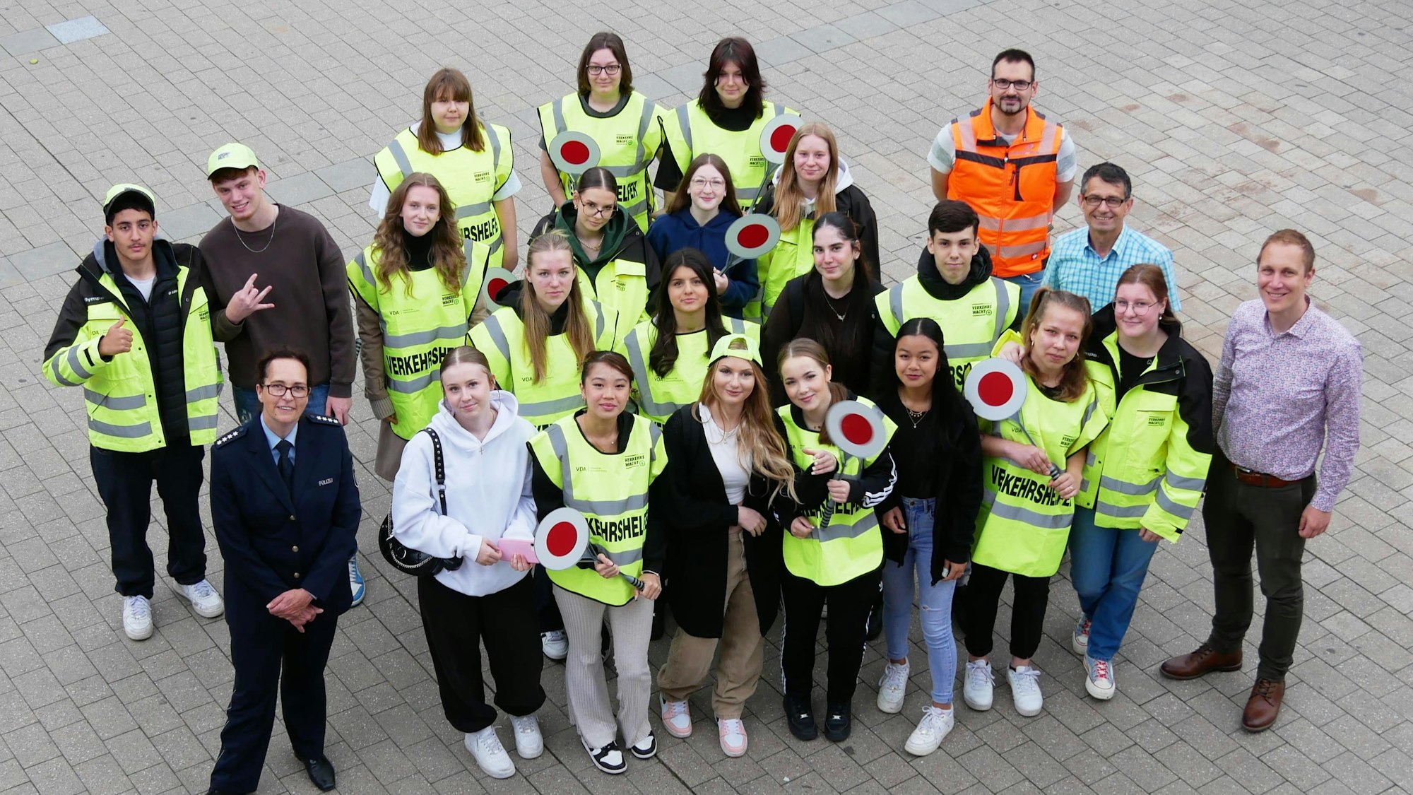 Schülerlotsen der Peter-Ustinov-Gesamtschule in Monheim am Rhein. Koordinator ist Lehrer Tim Umlauf (mittlere Reihe, rechts). Schulwegsicherheit, Verkehrshelfer.