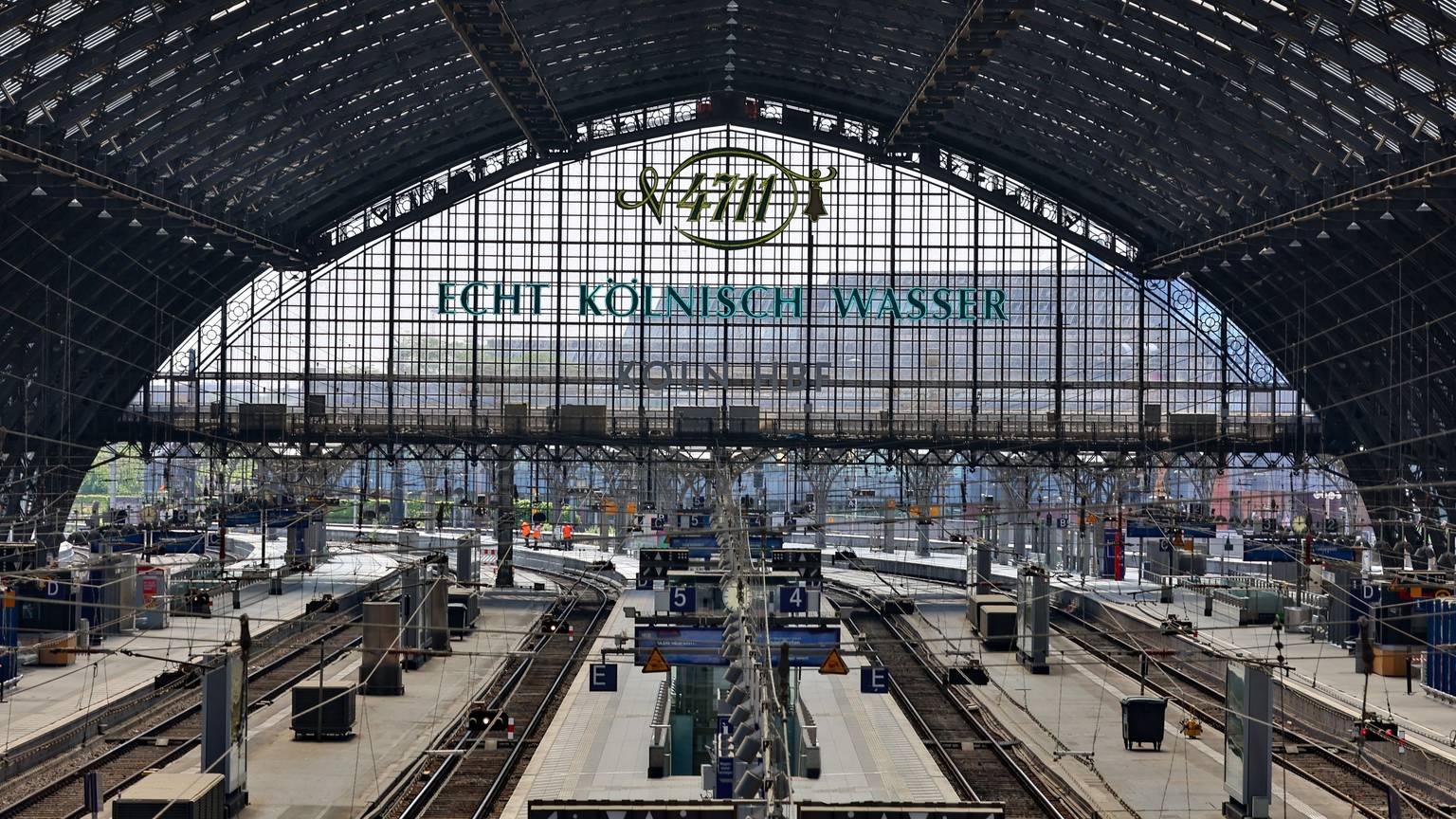 17.06.2023
Köln
Der Kölner Hauptbahnhof ist aufgrund der Zweiten Baustufe des elektronischen Stellwerk (ESTW) Köln Hbf tagsüber wegen Umrüstungsarbeiten für Fern- und Regionalverkehr geschlossen.
Schild mit Gleis gesperrt
Foto: Martina Goyert