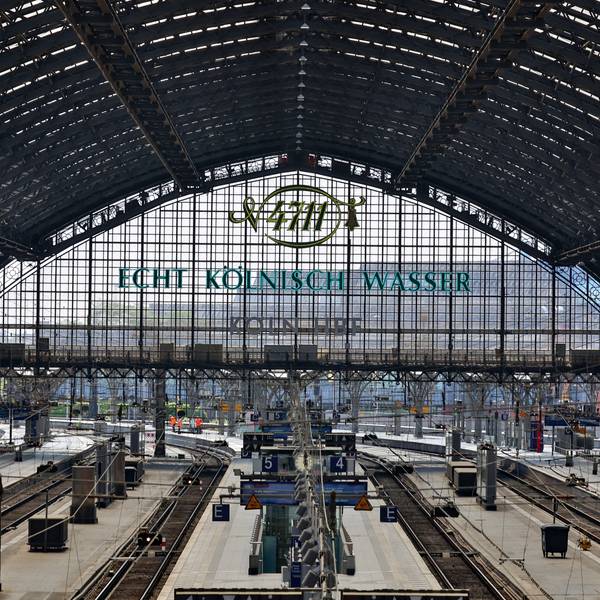 17.06.2023
Köln
Der Kölner Hauptbahnhof ist aufgrund der Zweiten Baustufe des elektronischen Stellwerk (ESTW) Köln Hbf tagsüber wegen Umrüstungsarbeiten für Fern- und Regionalverkehr geschlossen.
Schild mit Gleis gesperrt
Foto: Martina Goyert